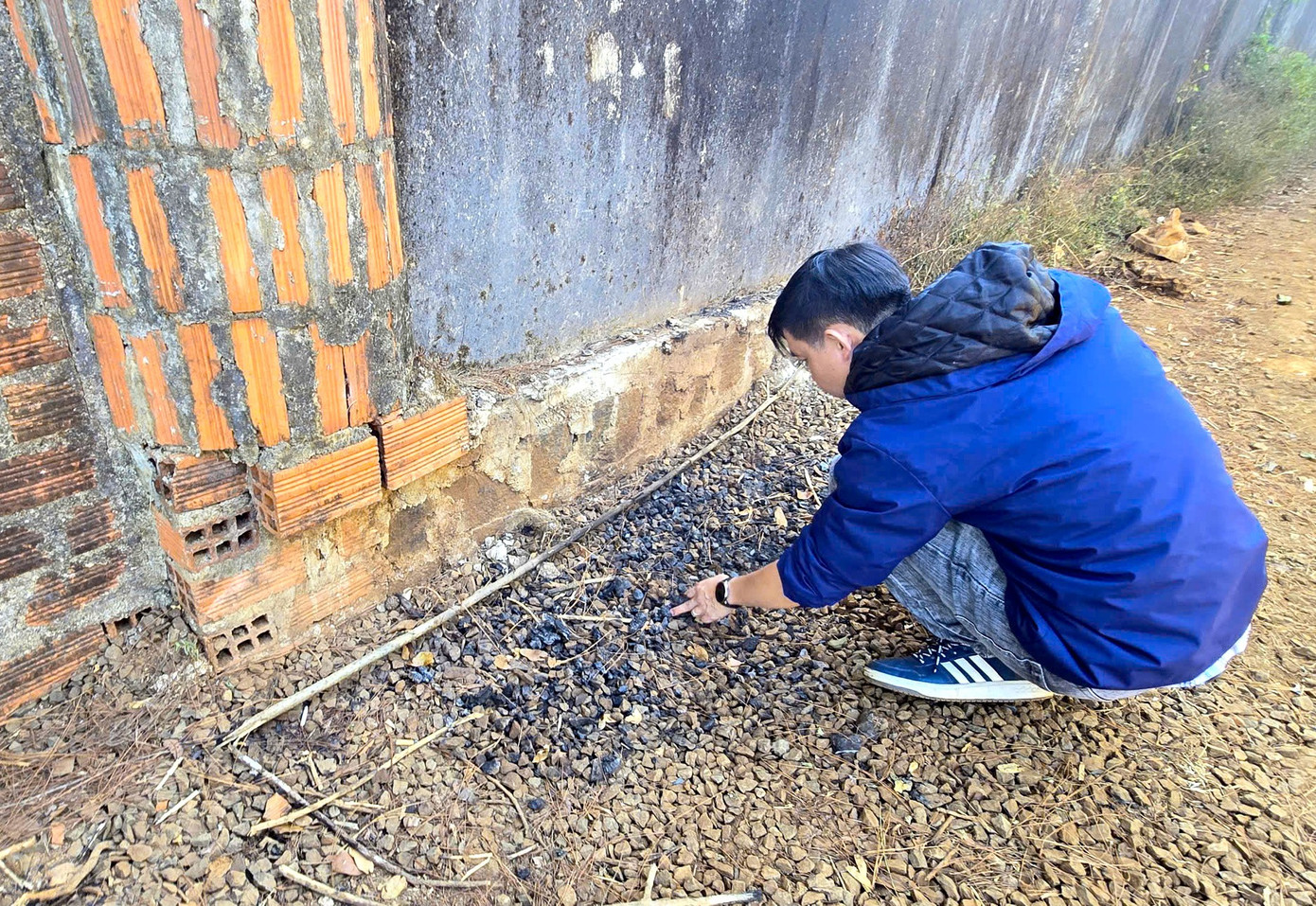 Vụ cướp ng&acirc;n h&agrave;ng ở Gia Lai: Ph&aacute;t hiện th&ecirc;m dấu vết đốt quần &aacute;o, trang bị để phi tang- Ảnh 6.