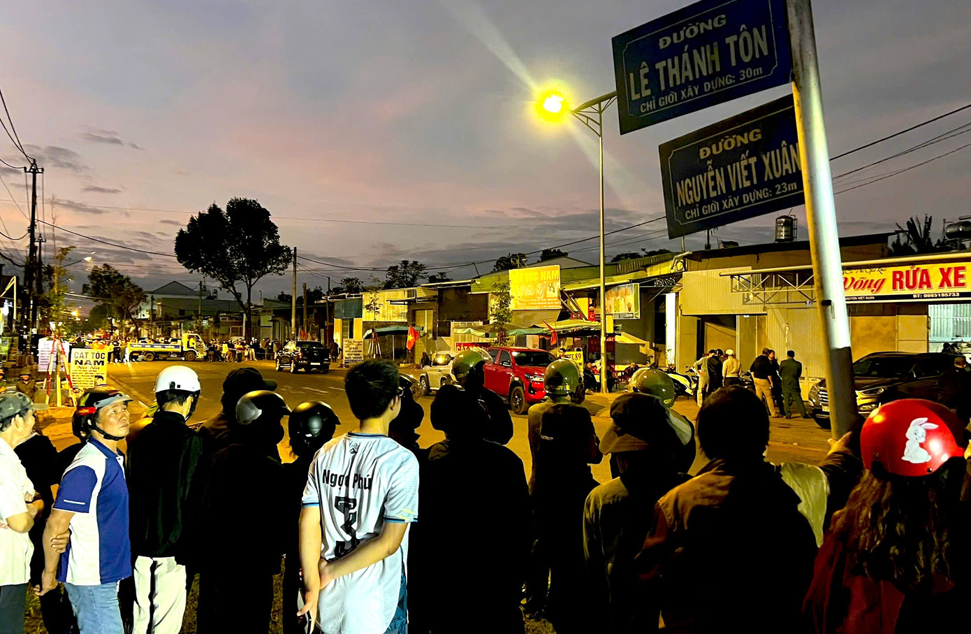 Cảnh s&aacute;t phong toả căn nh&agrave;, truy t&igrave;m nghi phạm vụ cướp ng&acirc;n h&agrave;ng ở Gia Lai- Ảnh 9.