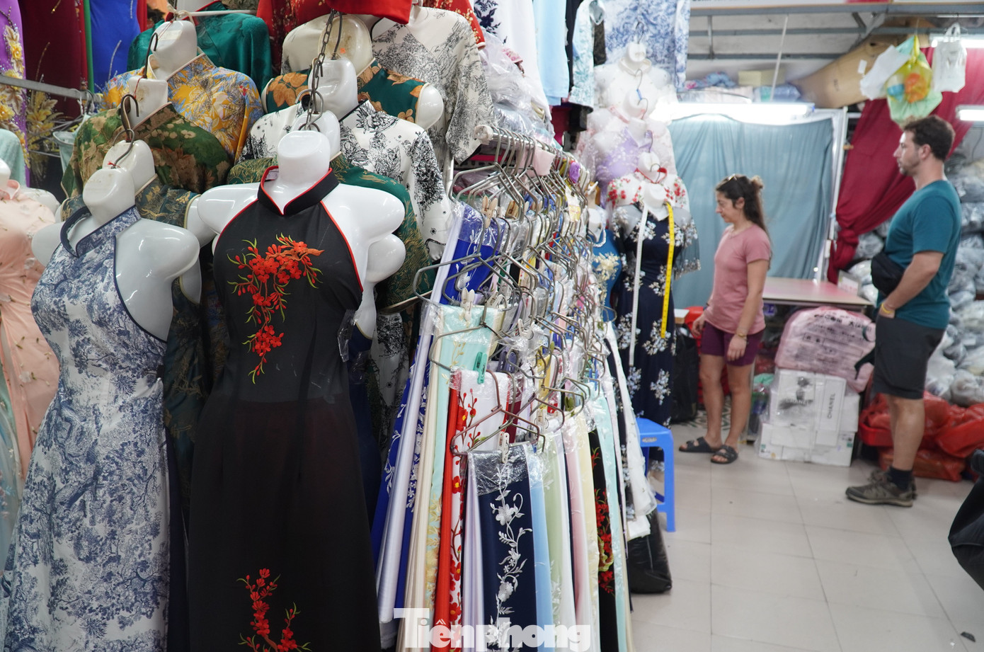 View - Khách Tây 'may nóng' áo dài, đu trend chụp ảnh Tết Việt