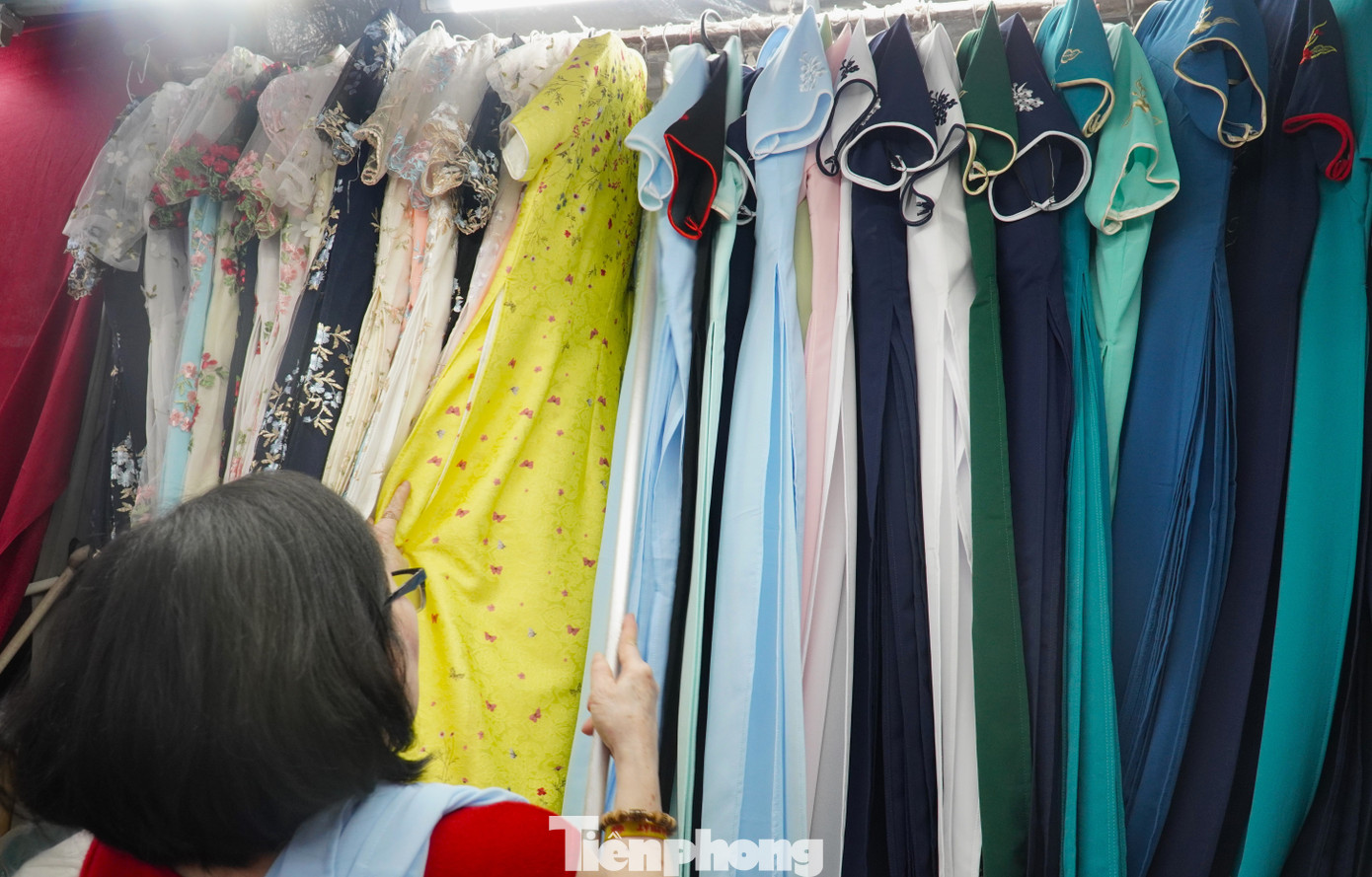 Kh&aacute;ch T&acirc;y 'may n&oacute;ng' &aacute;o d&agrave;i, đu trend chụp ảnh Tết Việt- Ảnh 8.