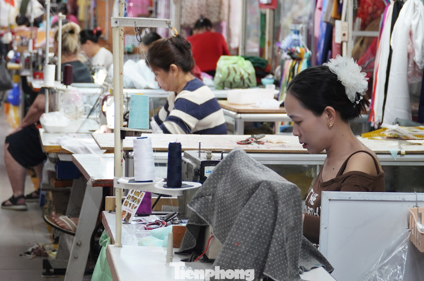 Kh&aacute;ch T&acirc;y 'may n&oacute;ng' &aacute;o d&agrave;i, đu trend chụp ảnh Tết Việt- Ảnh 20.