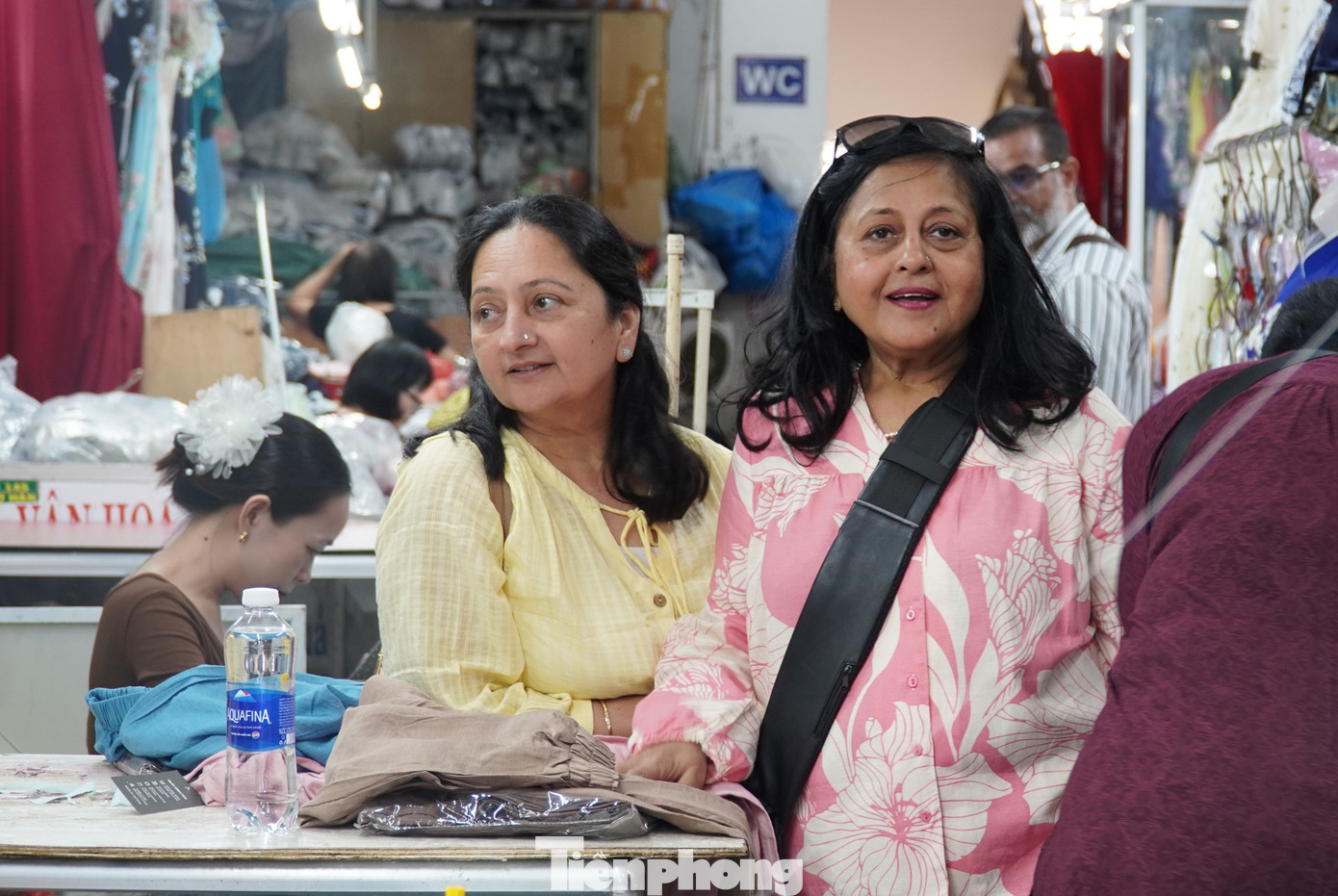 Kh&aacute;ch T&acirc;y 'may n&oacute;ng' &aacute;o d&agrave;i, đu trend chụp ảnh Tết Việt- Ảnh 9.