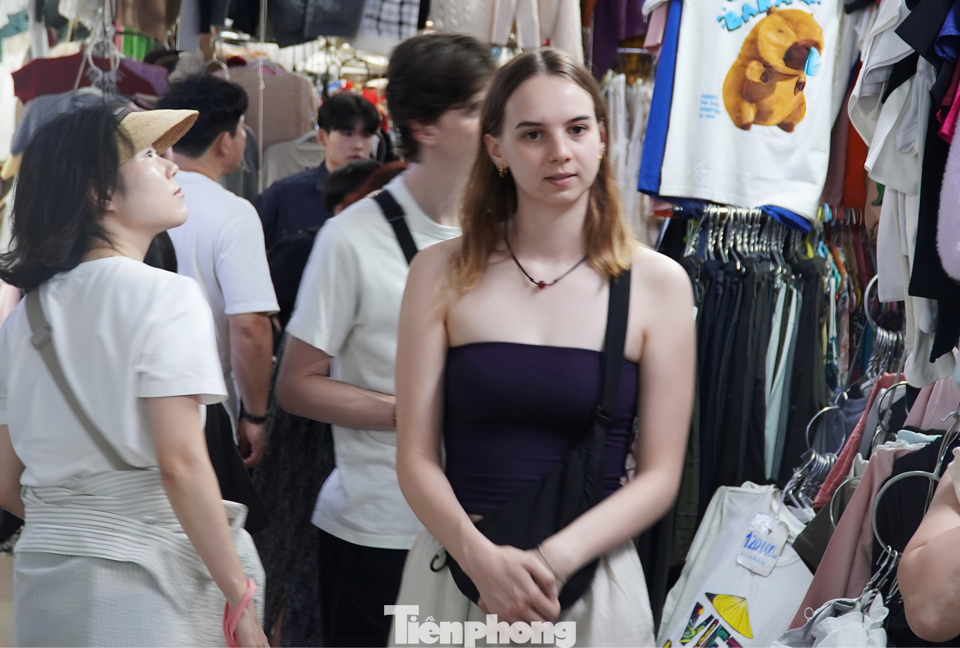 Kh&aacute;ch T&acirc;y 'may n&oacute;ng' &aacute;o d&agrave;i, đu trend chụp ảnh Tết Việt- Ảnh 3.