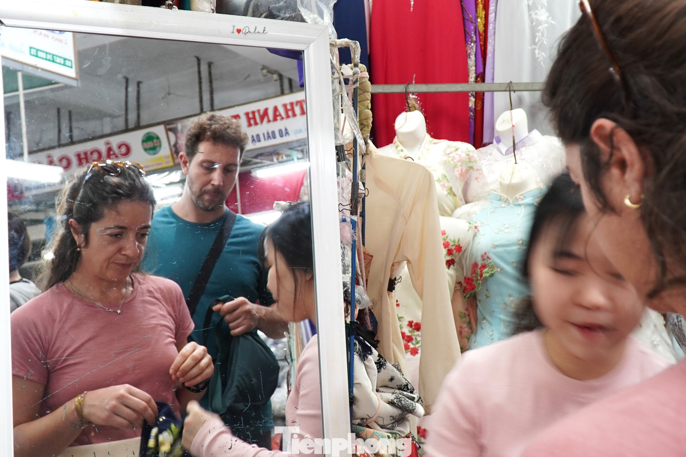 Kh&aacute;ch T&acirc;y 'may n&oacute;ng' &aacute;o d&agrave;i, đu trend chụp ảnh Tết Việt- Ảnh 2.