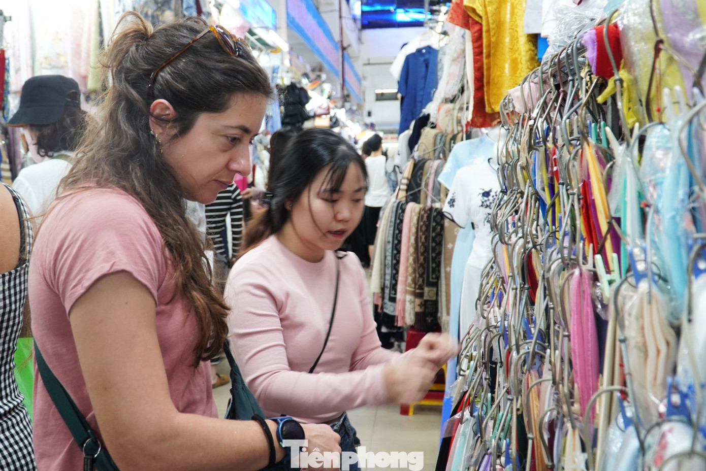 Kh&aacute;ch T&acirc;y 'may n&oacute;ng' &aacute;o d&agrave;i, đu trend chụp ảnh Tết Việt- Ảnh 1.