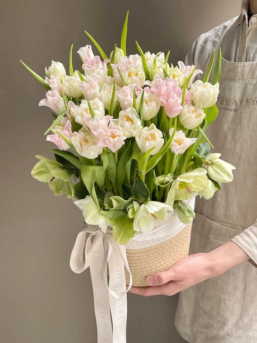 Đừng chỉ cắm lay ơn hay thược dược, Tết n&agrave;y thử ngay lo&agrave;i hoa "đổi m&agrave;u" diệu kỳ: Ban đầu trắng muốt, c&agrave;ng ngắm c&agrave;ng ra tiền!- Ảnh 17.