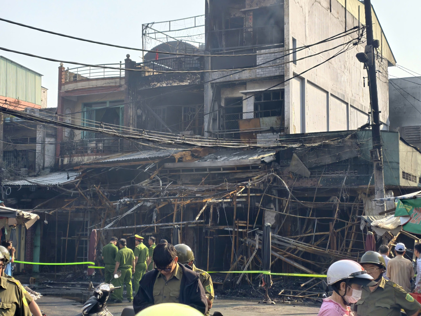 Vụ ch&aacute;y li&ecirc;n ho&agrave;n 4 căn nh&agrave; ở TPHCM, 2 người nhảy từ tầng 2 tho&aacute;t th&acirc;n- Ảnh 4.