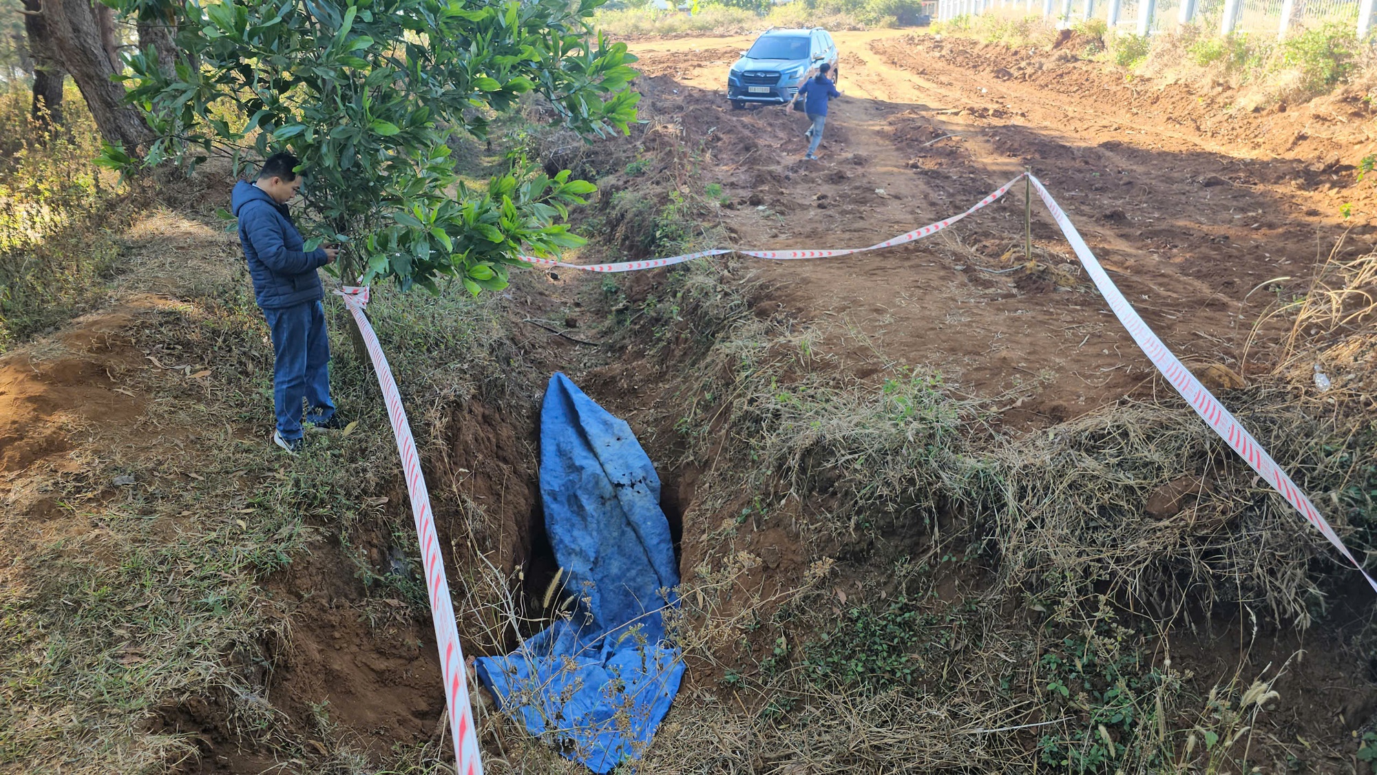 Truy tìm manh mối từ hố đất nghi các đối tượng cướp ngân hàng chôn giấu xe máy- Ảnh 2. Truy tìm manh mối từ hố đất nghi các đối tượng cướp ngân hàng chôn giấu xe máy- Ảnh 2.