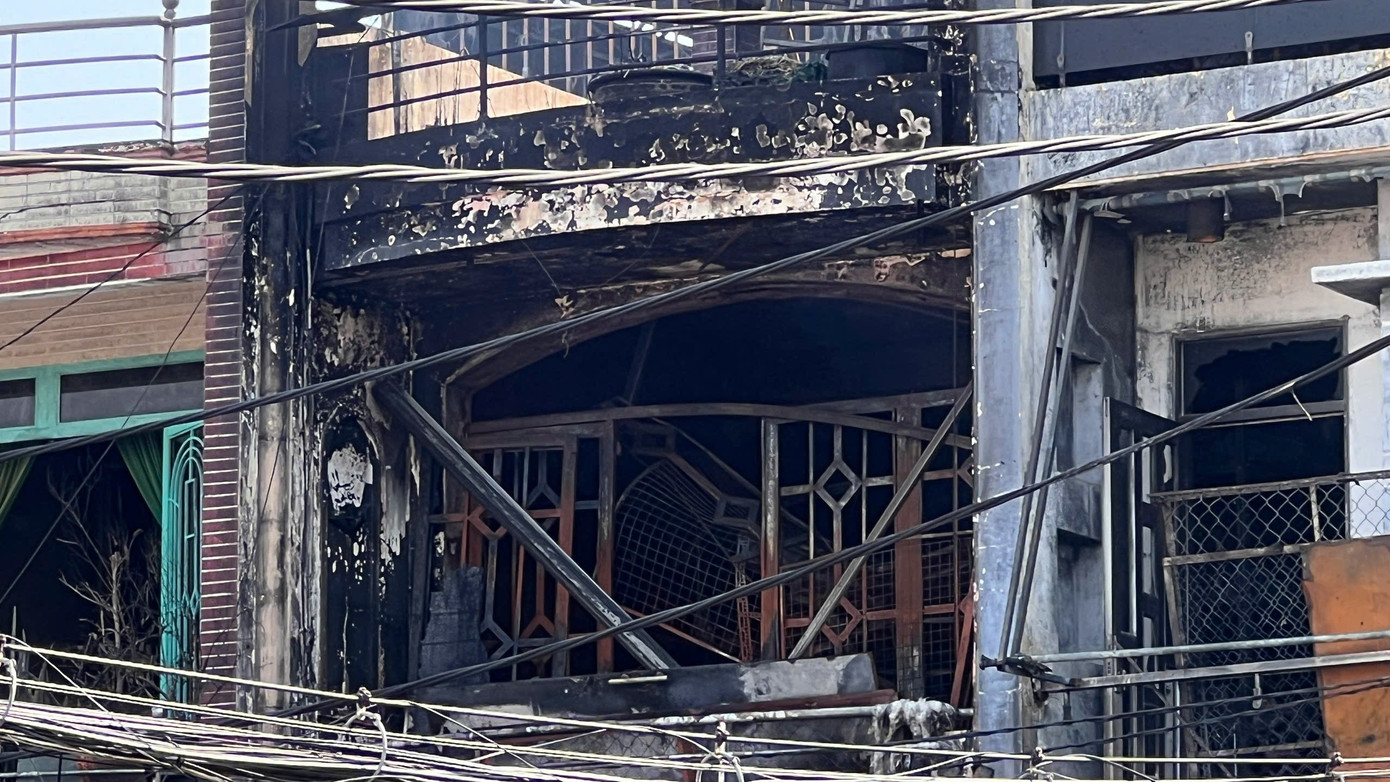 Vụ ch&aacute;y li&ecirc;n ho&agrave;n 4 căn nh&agrave; ở TPHCM, 2 người nhảy từ tầng 2 tho&aacute;t th&acirc;n- Ảnh 1.