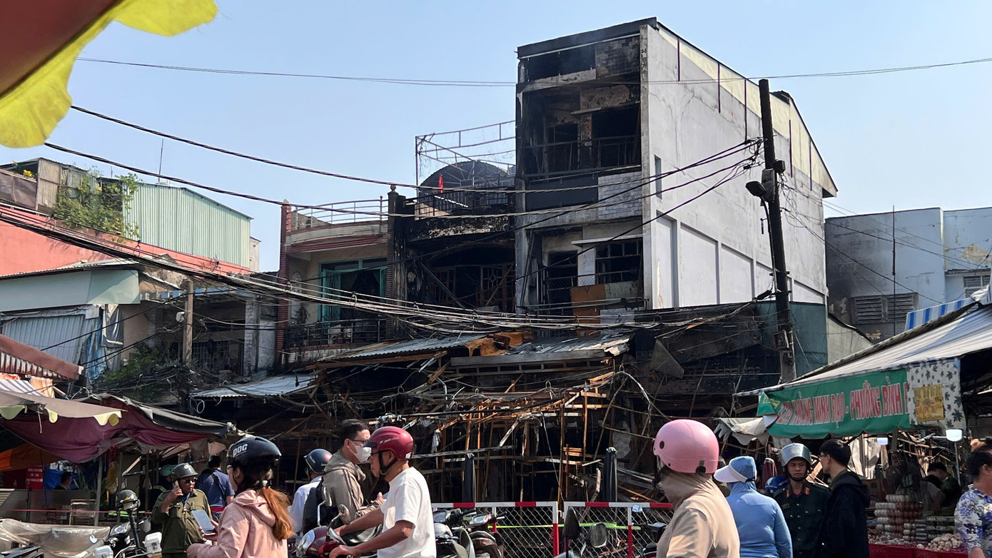 Vụ ch&aacute;y li&ecirc;n ho&agrave;n 4 căn nh&agrave; ở TPHCM, 2 người nhảy từ tầng 2 tho&aacute;t th&acirc;n- Ảnh 3.