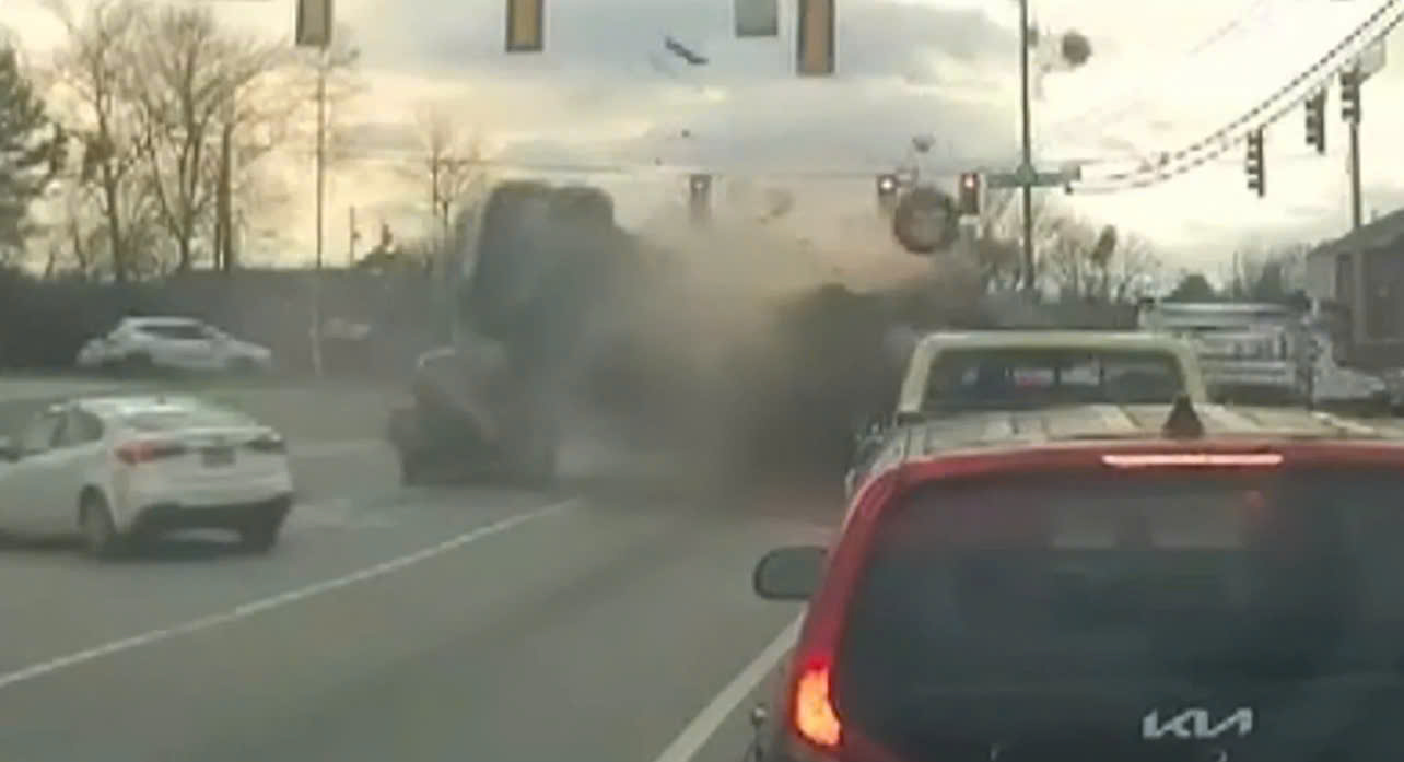 Clip: Cụ b&agrave; 83 tuổi đạp nhầm ch&acirc;n ga, lao xe v&agrave;o loạt &ocirc; t&ocirc; đang dừng đ&egrave;n đỏ- Ảnh 2.