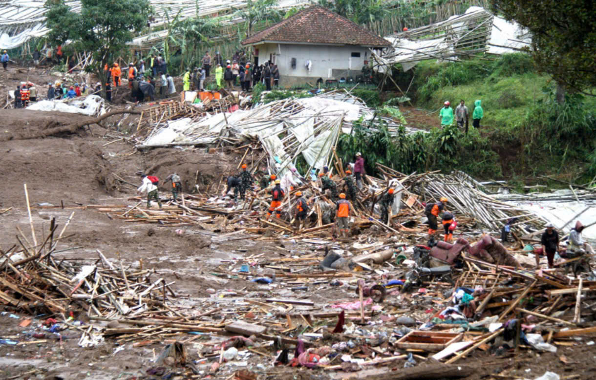 Chạy đua từng ph&uacute;t cứu hộ 34 ng&ocirc;i nh&agrave; bị ch&ocirc;n v&ugrave;i sau sạt lở kinh ho&agrave;ng: Nhiều thi thể được t&igrave;m thấy, 72 người vẫn mất t&iacute;ch- Ảnh 2.