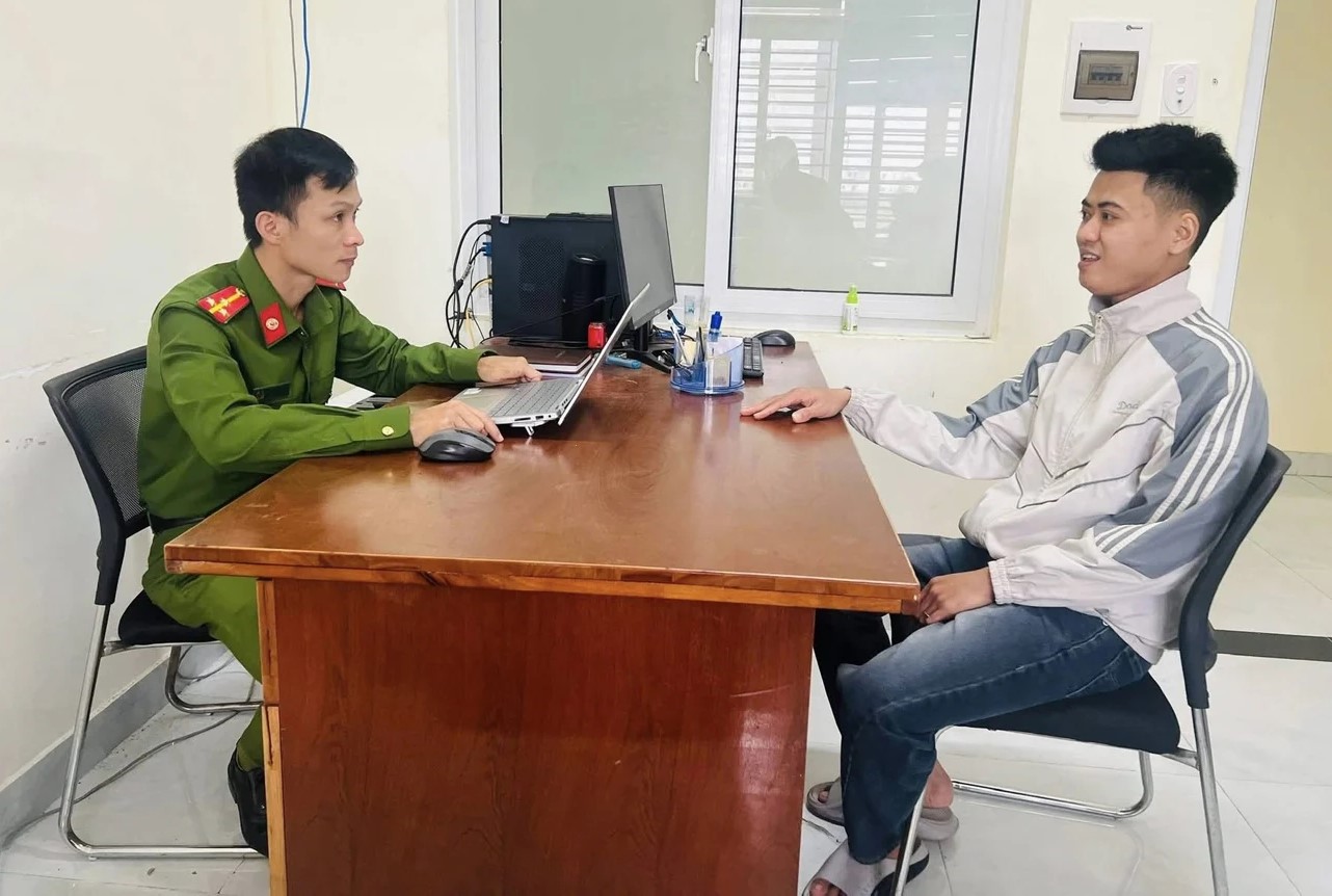 T&agrave;i khoản &ldquo;nhảy&rdquo; số tiền gần nửa tỉ, nam thanh ni&ecirc;n lập tức nhờ đến c&ocirc;ng an- Ảnh 1.