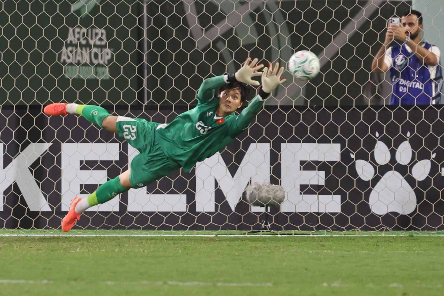 Lộ b&iacute; mật: Hotboy Cao Văn B&igrave;nh được "nhắc b&agrave;i" để cản ph&aacute; xuất thần trước U23 H&agrave;n Quốc ở U23 ch&acirc;u &Aacute;- Ảnh 1.