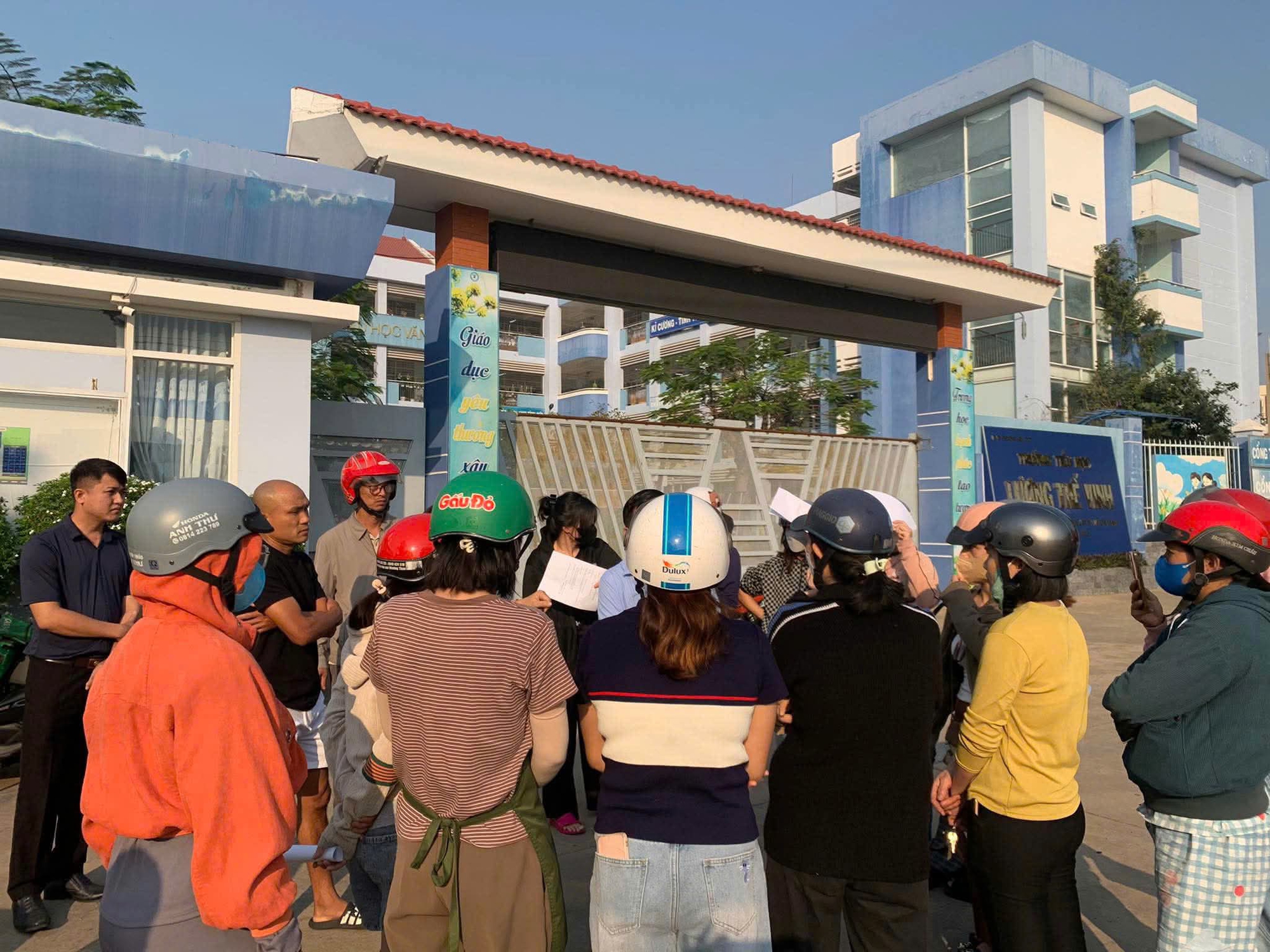 Diễn biến vụ "sườn heo c&oacute; m&agrave;u 'lạ' đưa v&agrave;o trường học ở TPHCM": Địa phương b&aacute;o c&aacute;o g&igrave;?- Ảnh 2.