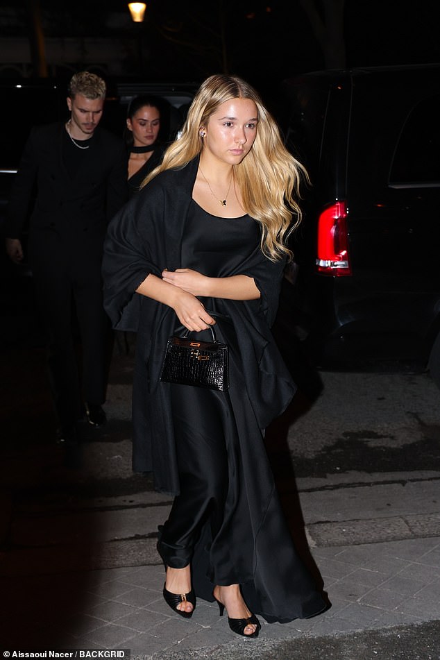 Giữa drama rạn nứt, Beckham tung ảnh hạnh ph&uacute;c gia đ&igrave;nh, Victoria Beckham n&oacute;i thẳng 1 điều về c&aacute;c con- Ảnh 4.