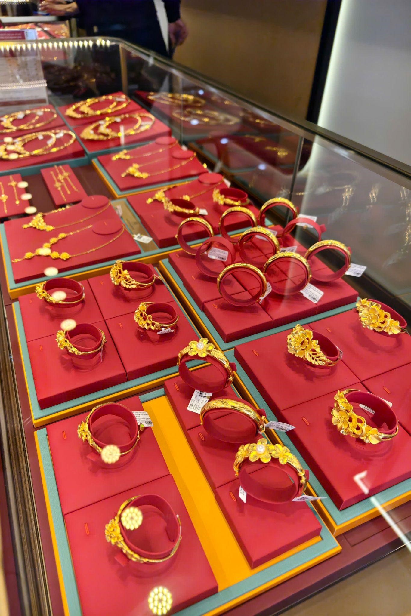 Ở S&agrave;i G&ograve;n, người ta đeo v&agrave;ng kiểu n&agrave;y!- Ảnh 7.