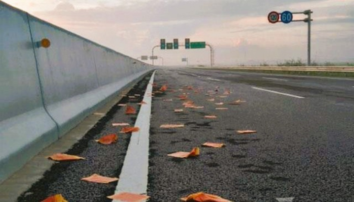 Thanh H&oacute;a cấm rải v&agrave;ng m&atilde; tr&ecirc;n đường đưa tang- Ảnh 1.