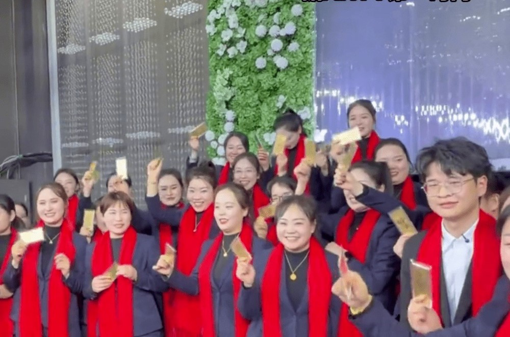 Công ty thưởng Tết cho nhân viên bằng vàng 9999: Tổng số tiền khi nhân lên gây choáng- Ảnh 1. Công ty thưởng Tết cho nhân viên bằng vàng 9999: Tổng số tiền khi nhân lên gây choáng- Ảnh 1.