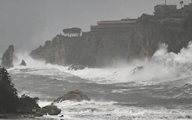 B&atilde;o Harry g&acirc;y s&oacute;ng lớn đ&aacute;nh v&agrave;o bờ biển ph&iacute;a Đ&ocirc;ng đảo Sicily, Italy (Ảnh: EPA)