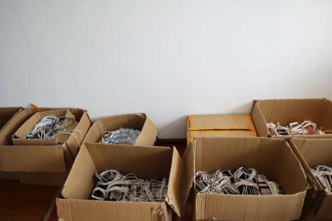 Phát hiện 4.600 chiếc điện thoại hoạt động 24/24, cảnh sát dùng các biện pháp nghiệp vụ vào cuộc: 10 người bị truy tố, vạch trần bí mật động trời sau số tiền hơn 11 tỷ đồng- Ảnh 1. Phát hiện 4.600 chiếc điện thoại hoạt động 24/24, cảnh sát dùng các biện pháp nghiệp vụ vào cuộc: 10 người bị truy tố, vạch trần bí mật động trời sau số tiền hơn 11 tỷ đồng- Ảnh 1.