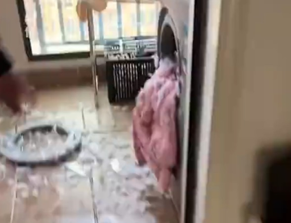 Top 1 hot search: &Aacute;o phao l&ocirc;ng vũ nổ tung trong m&aacute;y giặt, 22 triệu người xem đều hồn v&iacute;a l&ecirc;n m&acirc;y- Ảnh 3.