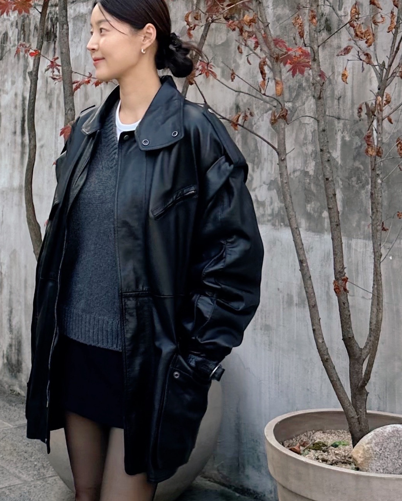 Style của phụ nữ ngo&agrave;i 40 sẽ trẻ ra 5 tuổi nhờ 4 mẫu &aacute;o d&agrave;i tay- Ảnh 5.