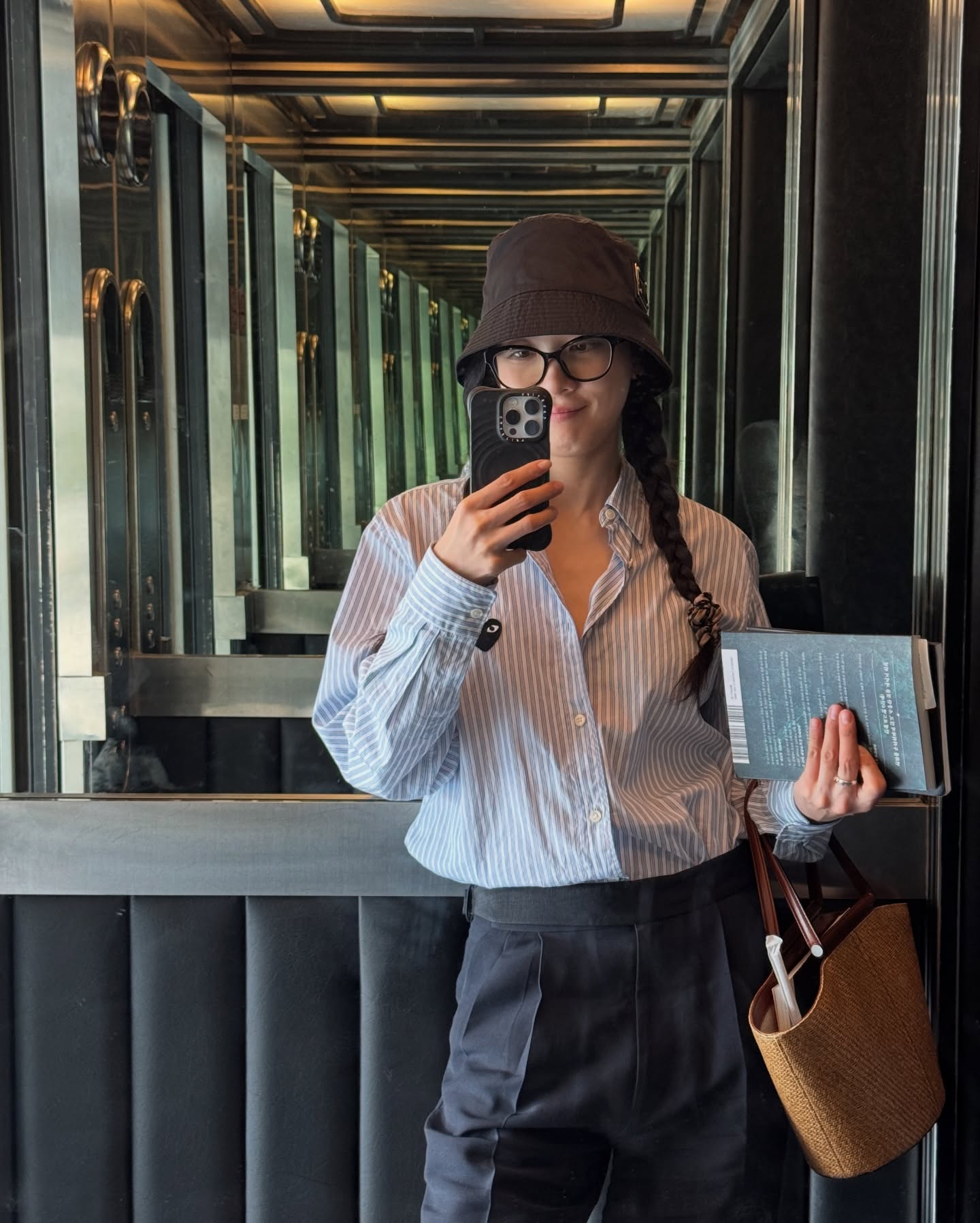 Style của phụ nữ ngo&agrave;i 40 sẽ trẻ ra 5 tuổi nhờ 4 mẫu &aacute;o d&agrave;i tay- Ảnh 7.