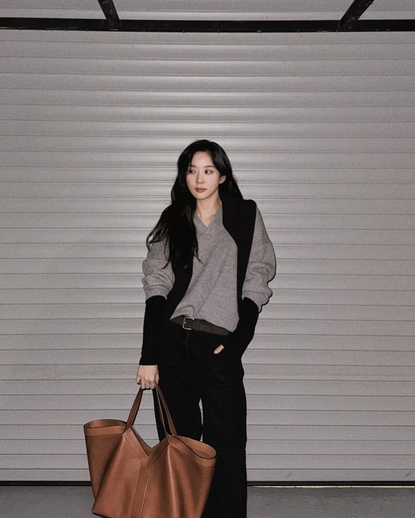 Style của phụ nữ ngo&agrave;i 40 sẽ trẻ ra 5 tuổi nhờ 4 mẫu &aacute;o d&agrave;i tay- Ảnh 3.