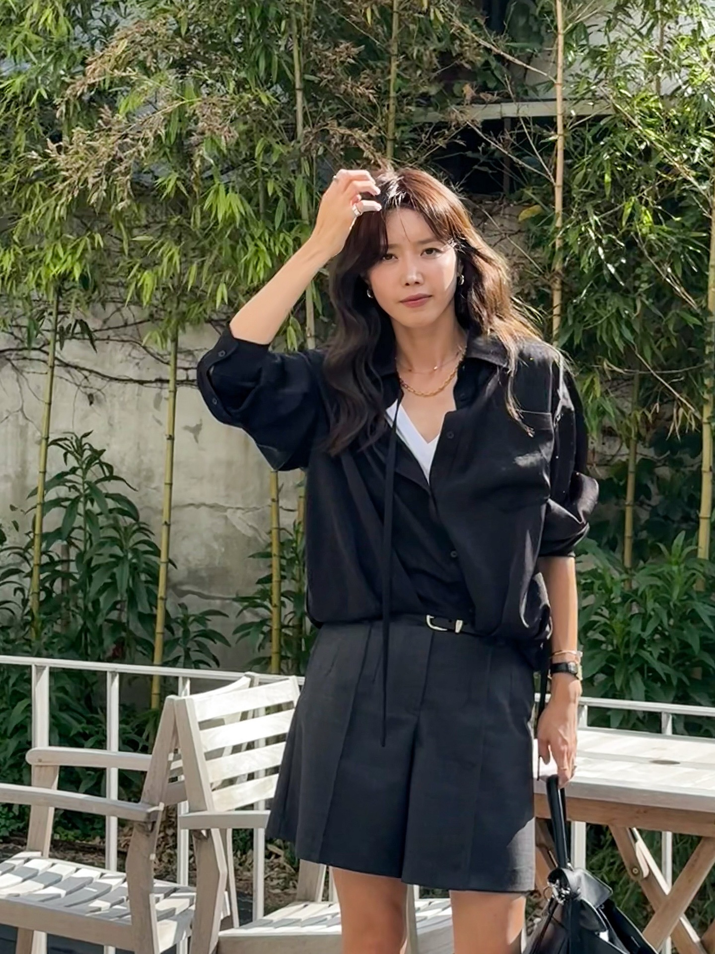 Style của phụ nữ ngo&agrave;i 40 sẽ trẻ ra 5 tuổi nhờ 4 mẫu &aacute;o d&agrave;i tay- Ảnh 6.