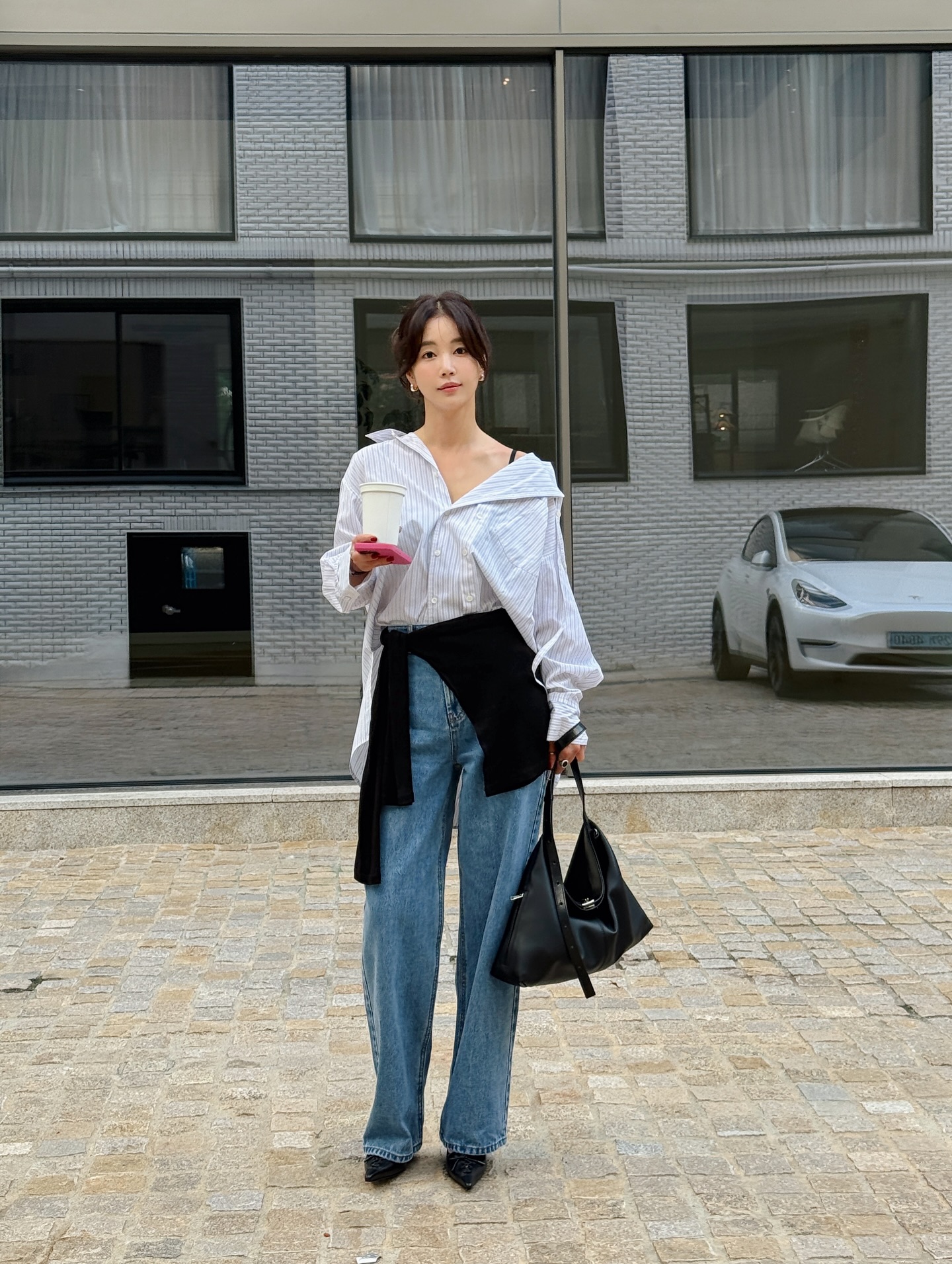 Style của phụ nữ ngo&agrave;i 40 sẽ trẻ ra 5 tuổi nhờ 4 mẫu &aacute;o d&agrave;i tay- Ảnh 8.