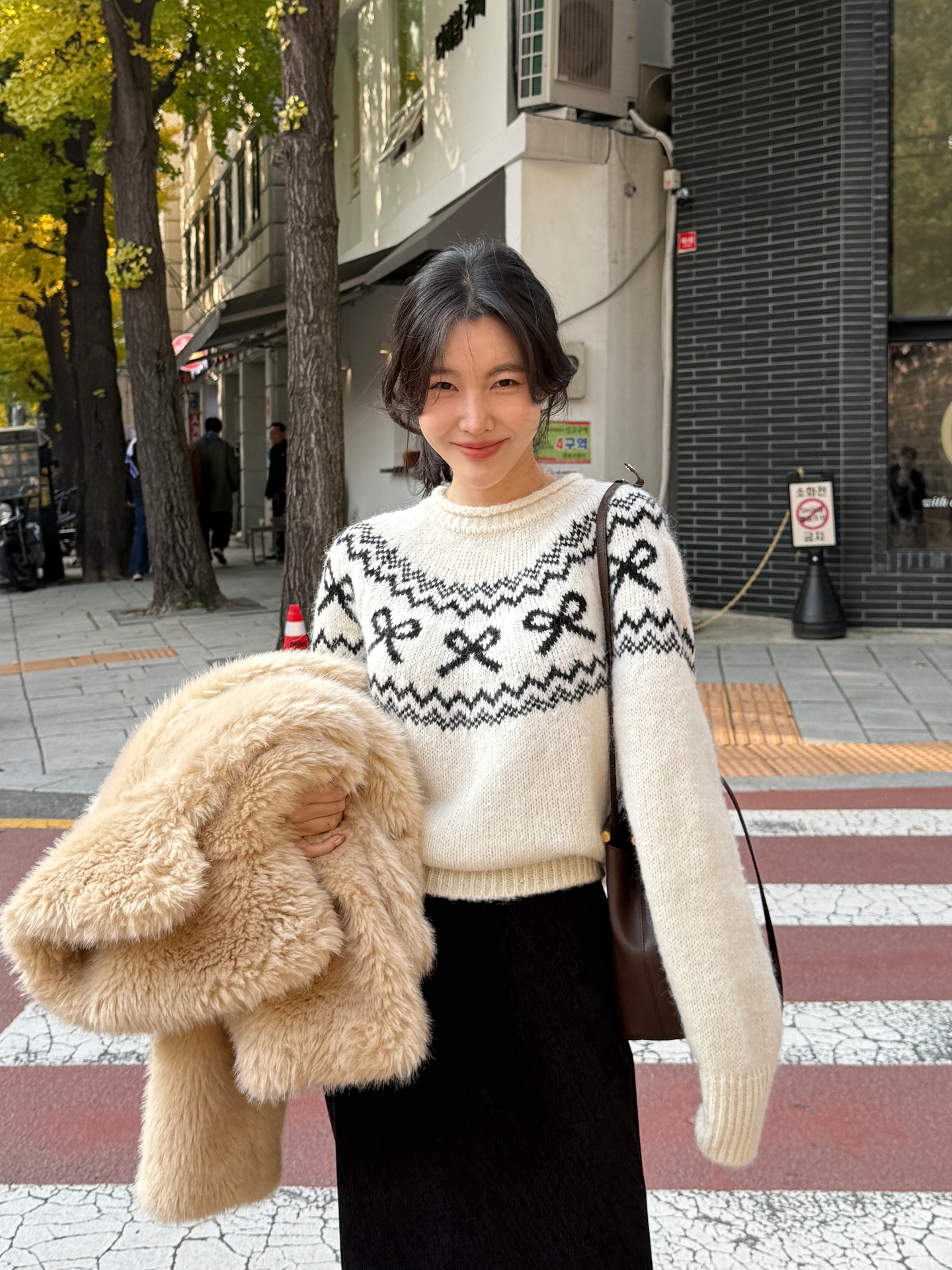 Style của phụ nữ ngo&agrave;i 40 sẽ trẻ ra 5 tuổi nhờ 4 mẫu &aacute;o d&agrave;i tay- Ảnh 2.