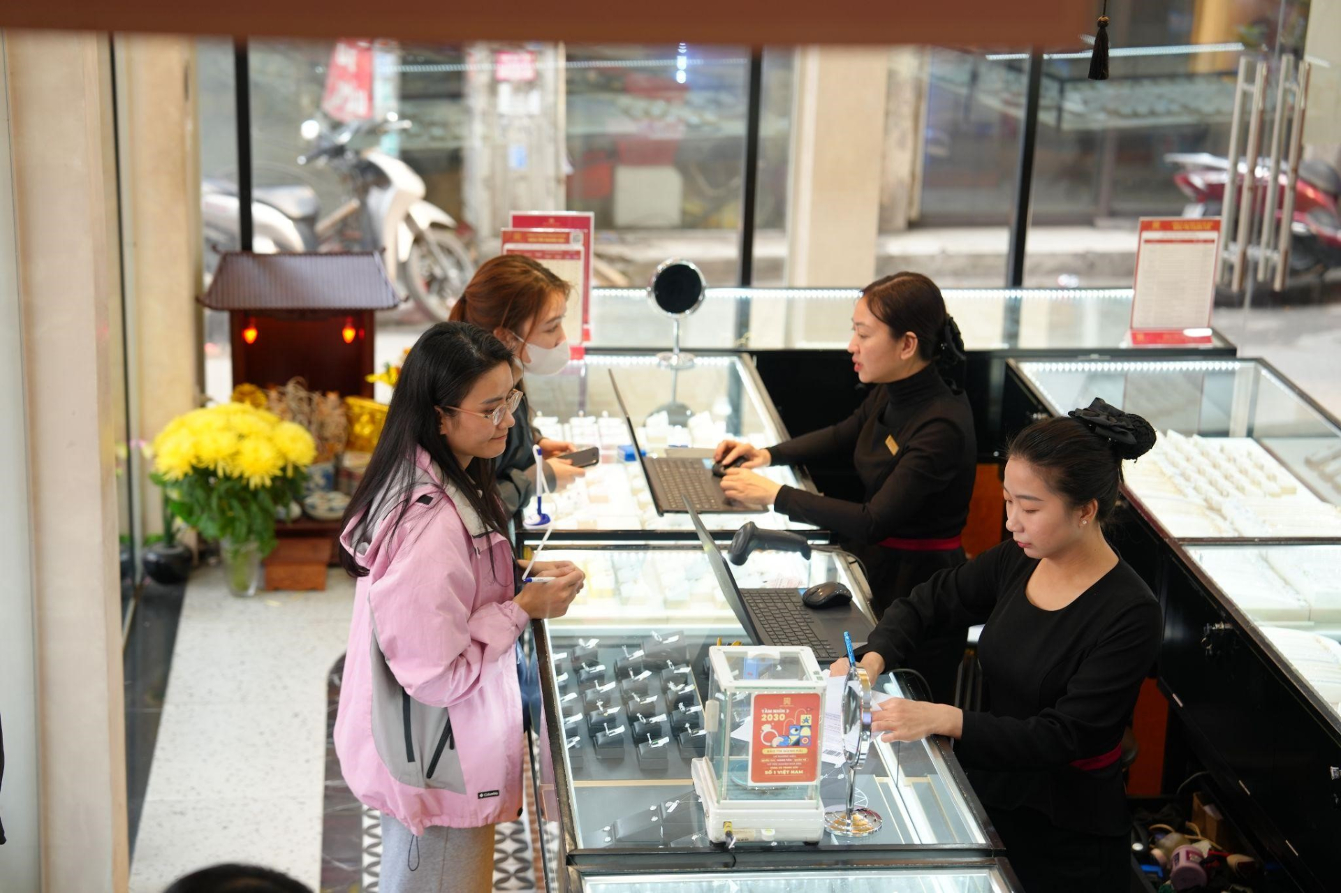 Ở S&agrave;i G&ograve;n, người ta đeo v&agrave;ng kiểu n&agrave;y!- Ảnh 9.