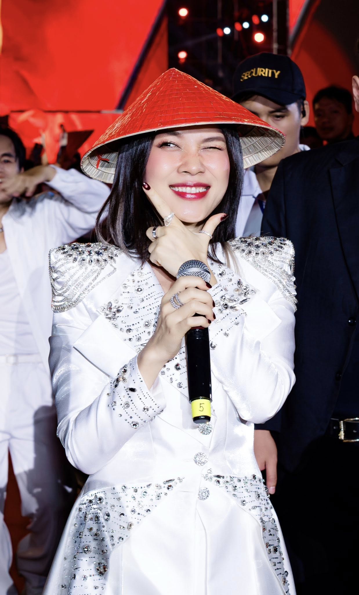 Nữ ca sĩ h&aacute;t 4 b&agrave;i gi&aacute; 1,2 tỷ đồng: Visual m&atilde;i đẹp nhờ &ldquo;uống nước nhớ nguồn&rdquo;, một khoảnh khắc viral cả trang Th&ocirc;ng tin Ch&iacute;nh phủ- Ảnh 2.