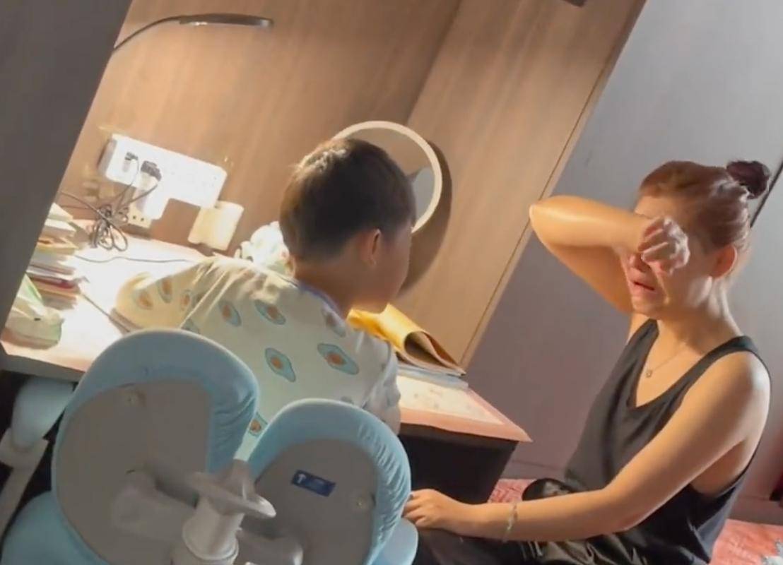 Dạy m&atilde;i con kh&ocirc;ng hiểu 1 b&agrave;i to&aacute;n, b&agrave; mẹ suy sụp tinh thần: Uống hết một lọ thuốc ngủ, phải cấp cứu khẩn cấp!- Ảnh 2.