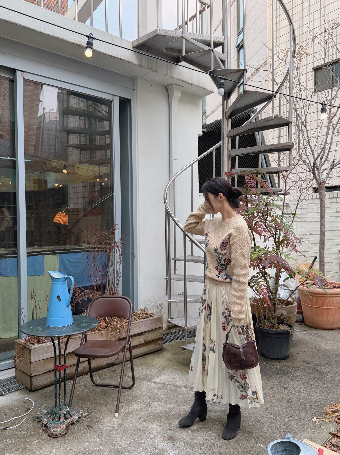 Style của phụ nữ ngo&agrave;i 40 sẽ trẻ ra 5 tuổi nhờ 4 mẫu &aacute;o d&agrave;i tay- Ảnh 1.