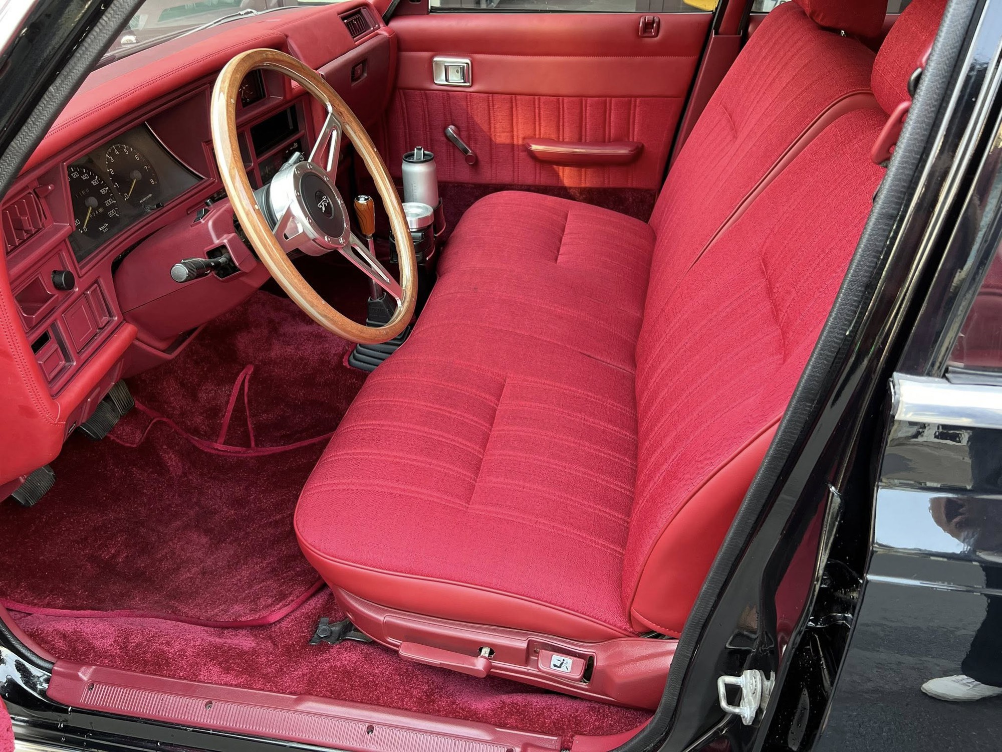 &Ocirc;ng Đặng L&ecirc; Nguy&ecirc;n Vũ đem Toyota Crown Wagon h&agrave;ng hiếm l&ecirc;n phố: Vỏ 40 năm vẫn b&oacute;ng lo&aacute;ng nhưng m&agrave;u nội thất mới đặc biệt g&acirc;y ch&uacute; &yacute;- Ảnh 6.