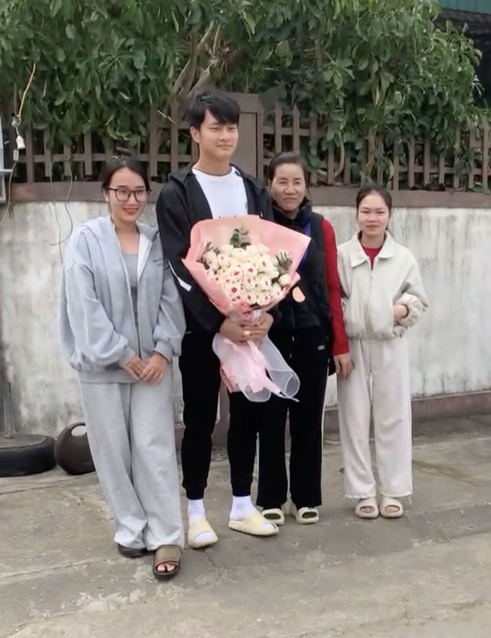 Đối lập: C&ugrave;ng l&agrave; thủ m&ocirc;n hotboy U23 Việt Nam, Cao Văn B&igrave;nh được fan v&acirc;y k&iacute;n, Trung Ki&ecirc;n từng hot nay lặng lẽ qu&aacute;!- Ảnh 3.