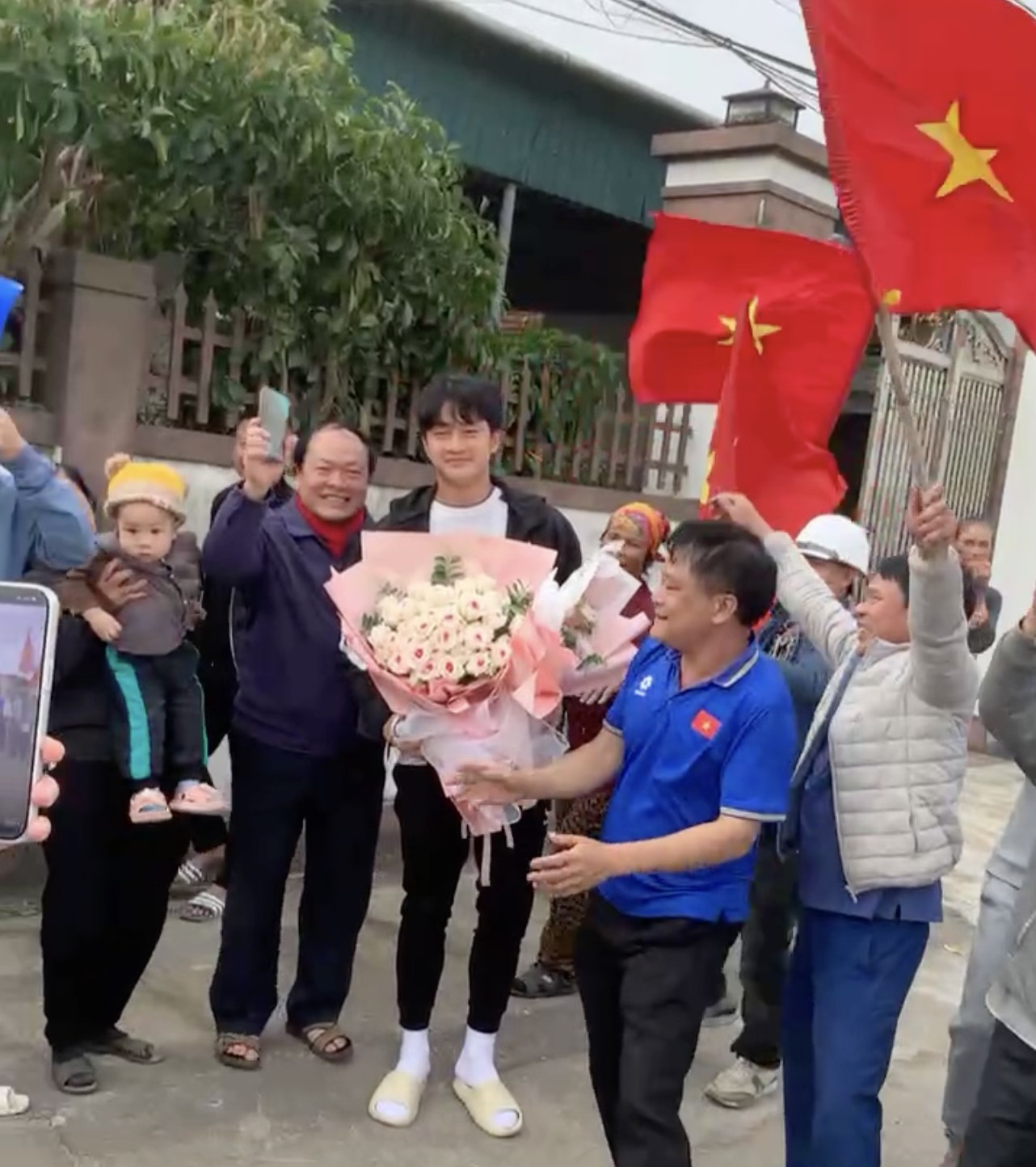 Đối lập: C&ugrave;ng l&agrave; thủ m&ocirc;n hotboy U23 Việt Nam, Cao Văn B&igrave;nh được fan v&acirc;y k&iacute;n, Trung Ki&ecirc;n từng hot nay lặng lẽ qu&aacute;!- Ảnh 2.