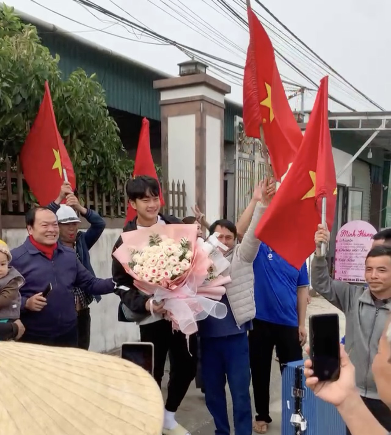 Đối lập: C&ugrave;ng l&agrave; thủ m&ocirc;n hotboy U23 Việt Nam, Cao Văn B&igrave;nh được fan v&acirc;y k&iacute;n, Trung Ki&ecirc;n từng hot nay lặng lẽ qu&aacute;!- Ảnh 1.