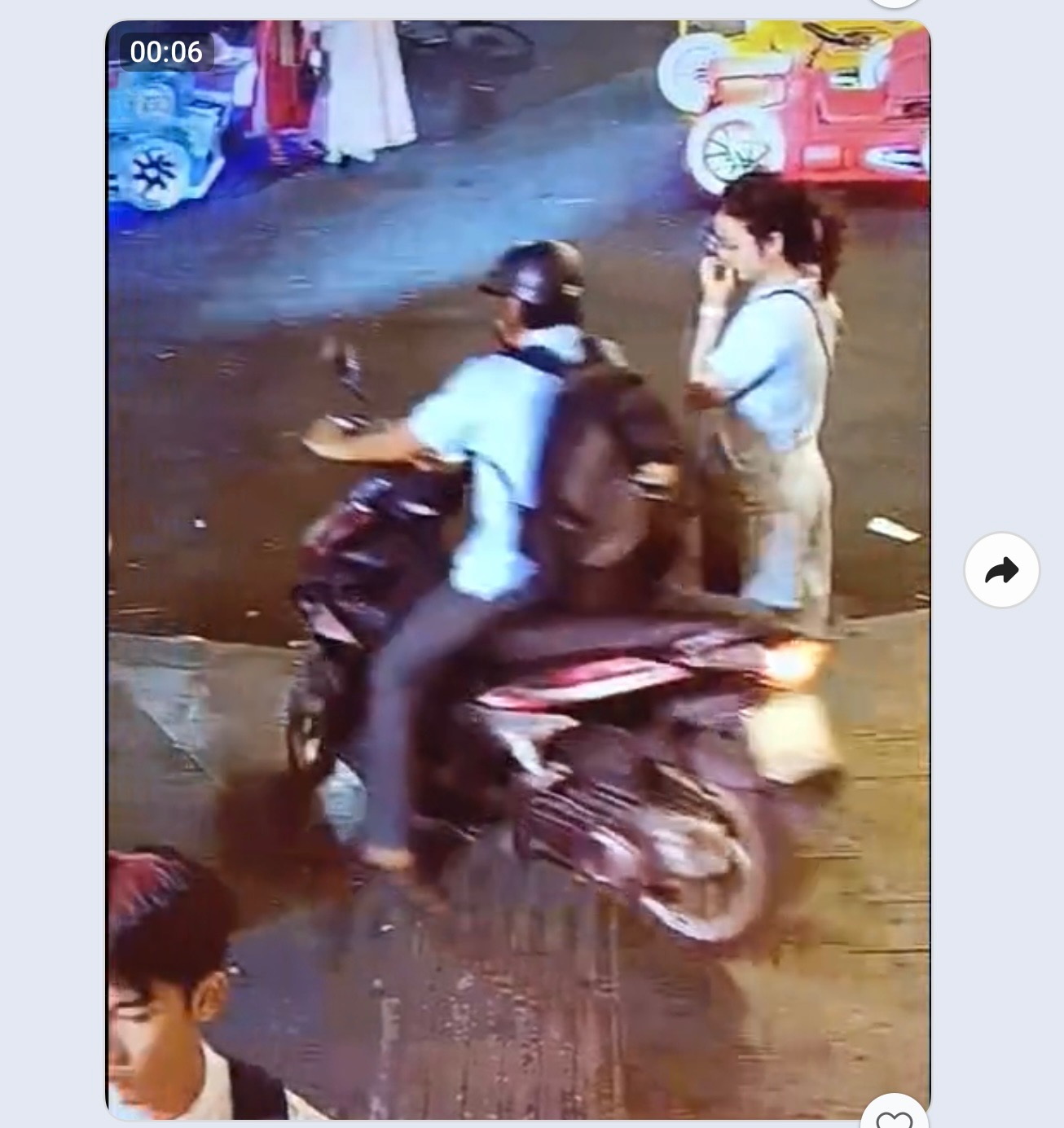 To&agrave;n cảnh qu&aacute; tr&igrave;nh giải cứu thi&ecirc;n nga trắng 60 triệu bị nh&eacute;t v&agrave;o balo, &ldquo;bắt c&oacute;c&rdquo; khỏi Thảo Cầm Vi&ecirc;n- Ảnh 2.