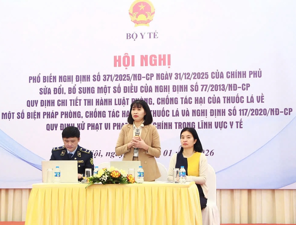 Để kh&aacute;ch h&uacute;t thuốc l&aacute; điện tử tại qu&aacute;n, chủ bị phạt đến 10 triệu đồng- Ảnh 1.