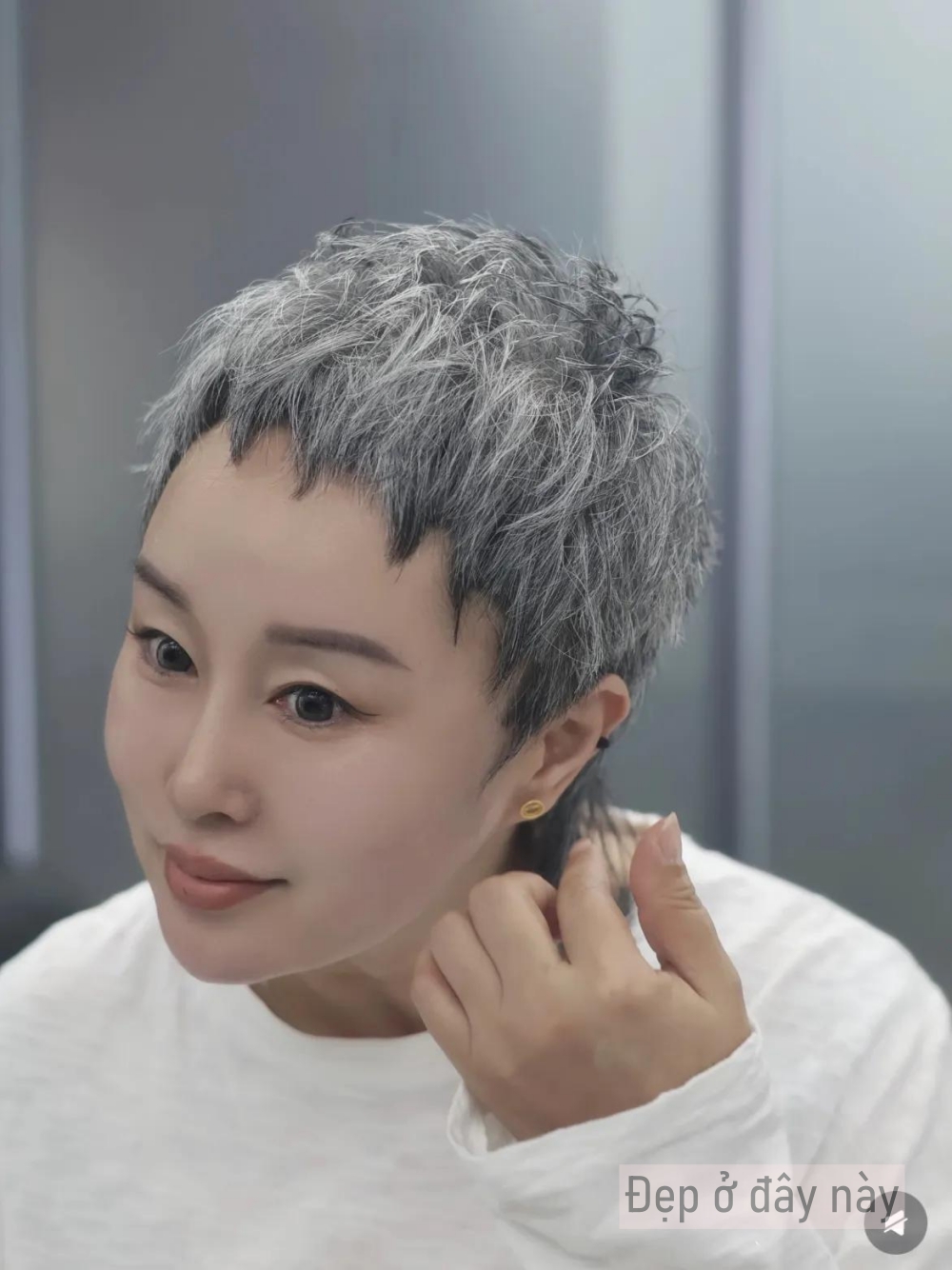 Nhiều t&oacute;c bạc kh&ocirc;ng c&ograve;n l&agrave; nhược điểm: 3 kiểu t&oacute;c ngắn gi&uacute;p phụ nữ trung ni&ecirc;n đẹp l&ecirc;n m&agrave; kh&ocirc;ng cần nhuộm- Ảnh 8.
