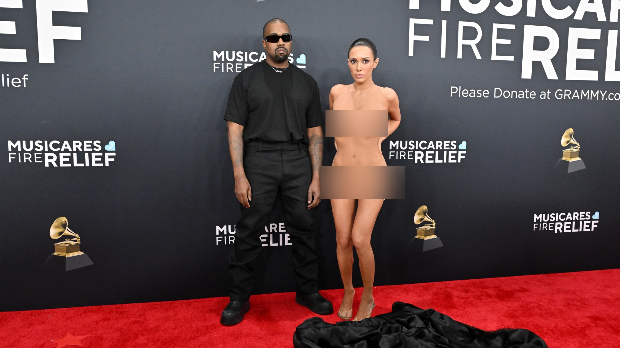 Vợ Kanye West tiếp tục với thời trang g&acirc;y sốc, đi tới đi lui như bức tượng bạc trần trụi- Ảnh 7.