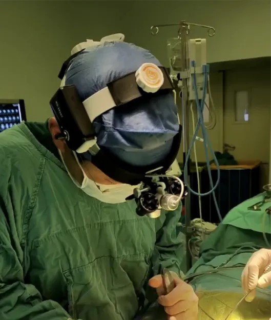 B&aacute;c sĩ bệnh viện tuyến đầu ban ng&agrave;y kh&aacute;m bệnh, ban đ&ecirc;m l&agrave;m shipper giao đồ ăn- Ảnh 1.