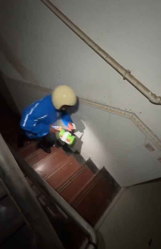 B&aacute;c sĩ bệnh viện tuyến đầu ban ng&agrave;y kh&aacute;m bệnh, ban đ&ecirc;m l&agrave;m shipper giao đồ ăn- Ảnh 2.