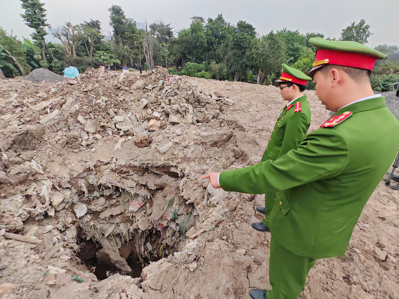 Khởi tố 3 gi&aacute;m đốc c&ocirc;ng ty m&ocirc;i trường trong vụ đổ trộm 7.000 tấn chất thải ở B&aacute;t Tr&agrave;ng- Ảnh 2.