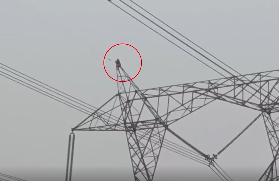 Chồng kh&ocirc;ng cho chơi tr&ograve; chơi, vợ giận dỗi tr&egrave;o l&ecirc;n cột điện cao thế- Ảnh 1.