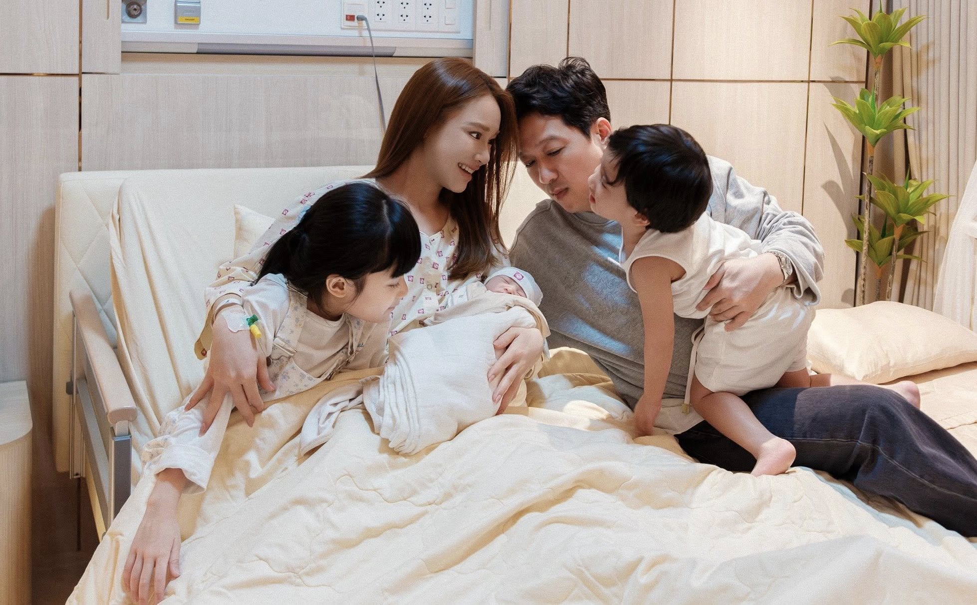 Visual Nh&atilde; Phương cam thường vẫn s&aacute;ng bừng ngay khi vừa sinh con thứ 3, 