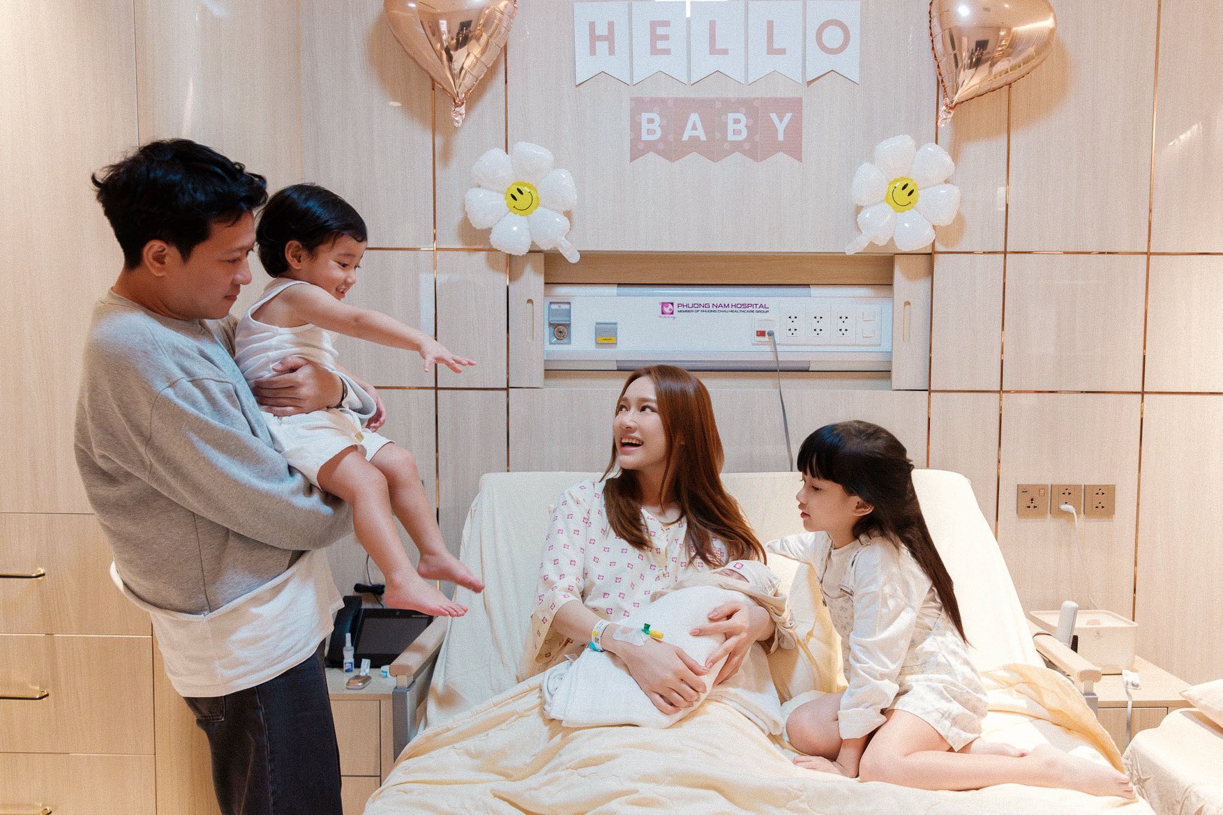 Visual Nh&atilde; Phương cam thường vẫn s&aacute;ng bừng ngay khi vừa sinh con thứ 3, 